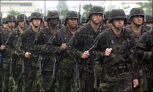 지난 2002년 7월 19일 오전 경기도 동두천시 캠프 케이시에서 열린 미2사단장 이취임식 중 사열에 참가한 미군병사들.